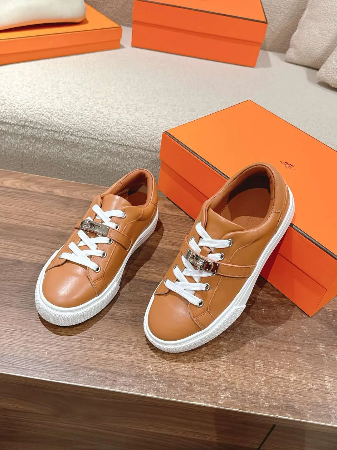 👟👟Ex-factory price 600👟👟Hermes top version couple model Epsom calfskin and calfskin loafer style lace-up sneakers, with functional rose gold-plated Kelly shoe buckles. Create a stylish urban look. Fabric: Specific cowhide/canvas material Lining: Sheepskin lining Outsole: Original molded TPU outsole Size: 35-45